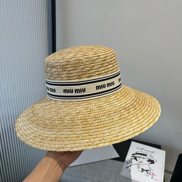 Miumiu's new straw hat - Picture 7 of 9